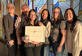 Mujeres sosteniendo un premio y un certificado