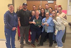 Grupo de personal médico sosteniendo un premio