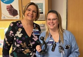 Taylor Hall, ganadora del premio DAISY Award en Skagit Valley Hospital