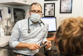 Dr. Cevetello con paciente de medicina familiar