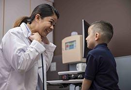 Médica hablando con un niño