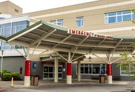 Toma exterior de la entrada del Departamento de Emergencias de Skagit Valley Hospital.