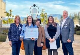 Mary Levesque, ganadora del premio Rose Award de diciembre de 2024