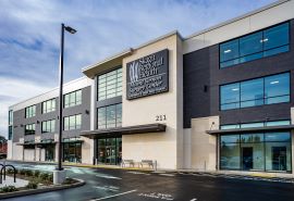 Exterior de Skagit Regional Health - Entrada principal de Mount Vernon Center