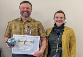Tyler Nelson, ganador del premio Rose de mayo 2024, y Kristin Seubold