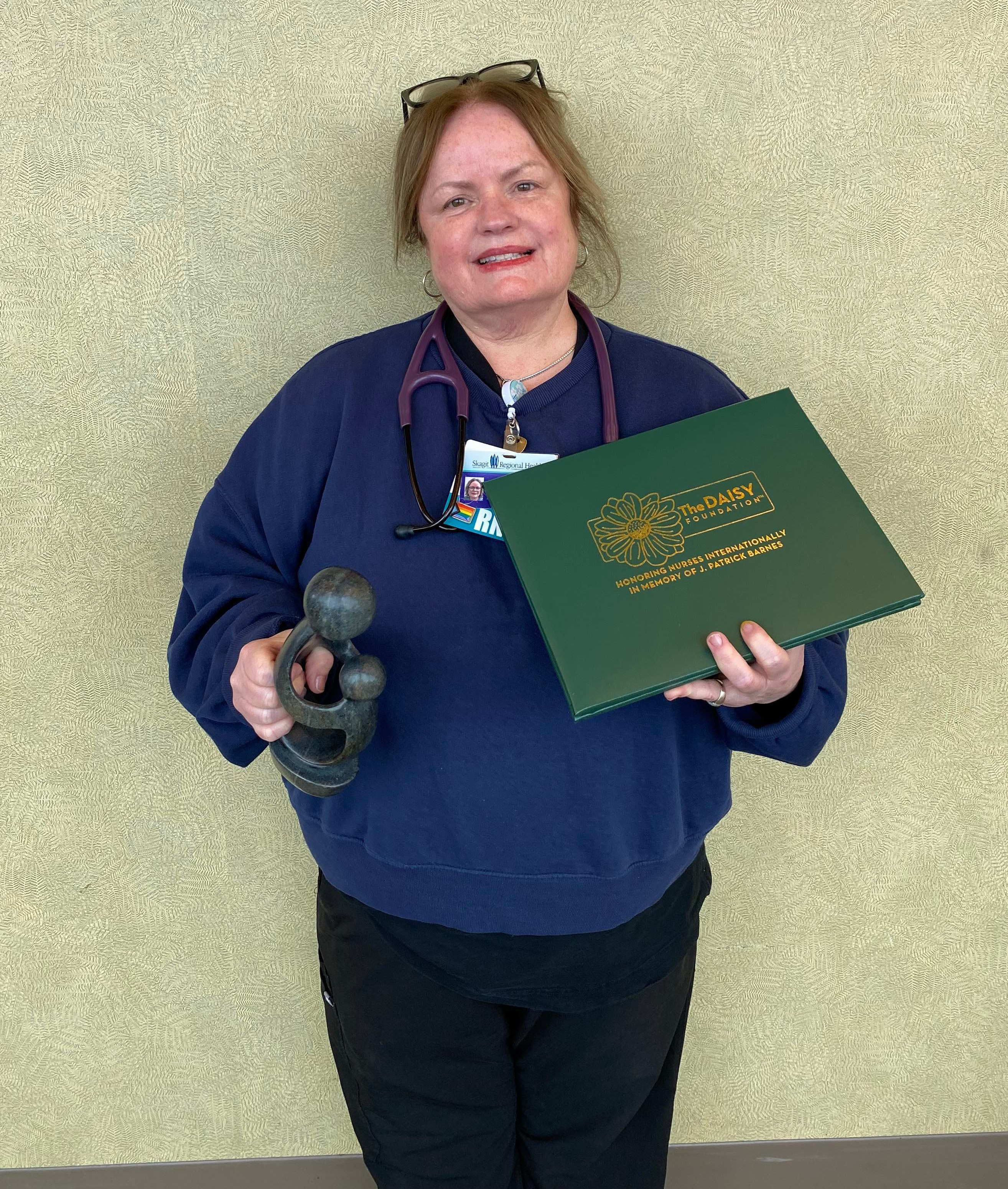 Enfermera sosteniendo un premio