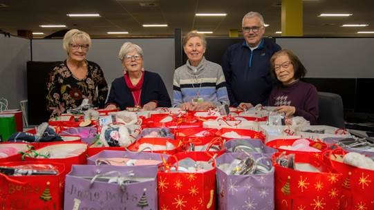 Los voluntarios de Skagit Regional Health preparan las bolsas de regalo.