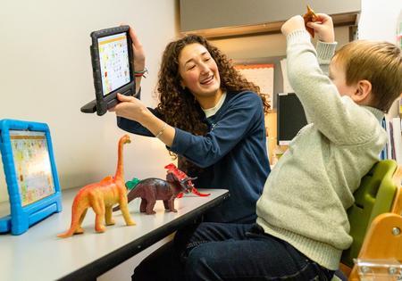 Terapeuta infantil con paciente