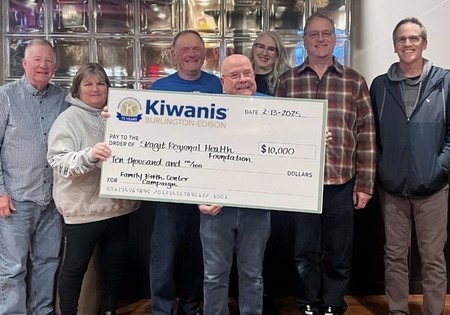 Kiwanis Club entrega cheque a SRHF