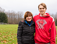 Kathy con su hijo