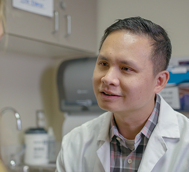 El Dr. Dang mirando a un paciente