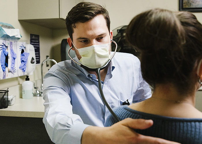 Dr. Mathew Anderson con una paciente