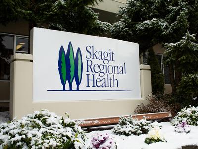 Cartel de Skagit Valley Hospital en un día con nieve