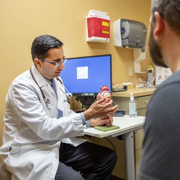 Dr. Parmar, cardiólogo de Skagit Regional Health.