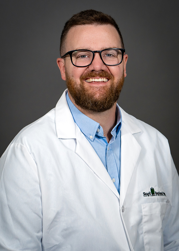 Unruh​​​​​​, MD trabaja en cirugía general en Skagit Regional Health