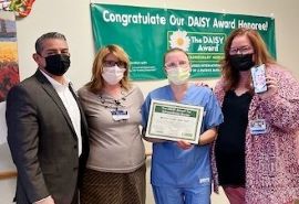 Robin Ozaki, BSN, RN, nominada al premio Daisy Award de Skagit Regional Health