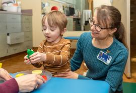 Theo y Karen, terapeuta infantil