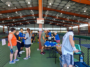 empleados juegan al pickleball