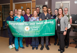 Ganadora del premio DAISY Award, Lyndon Hirai, RN, y el equipo en Skagit Valley Hospital