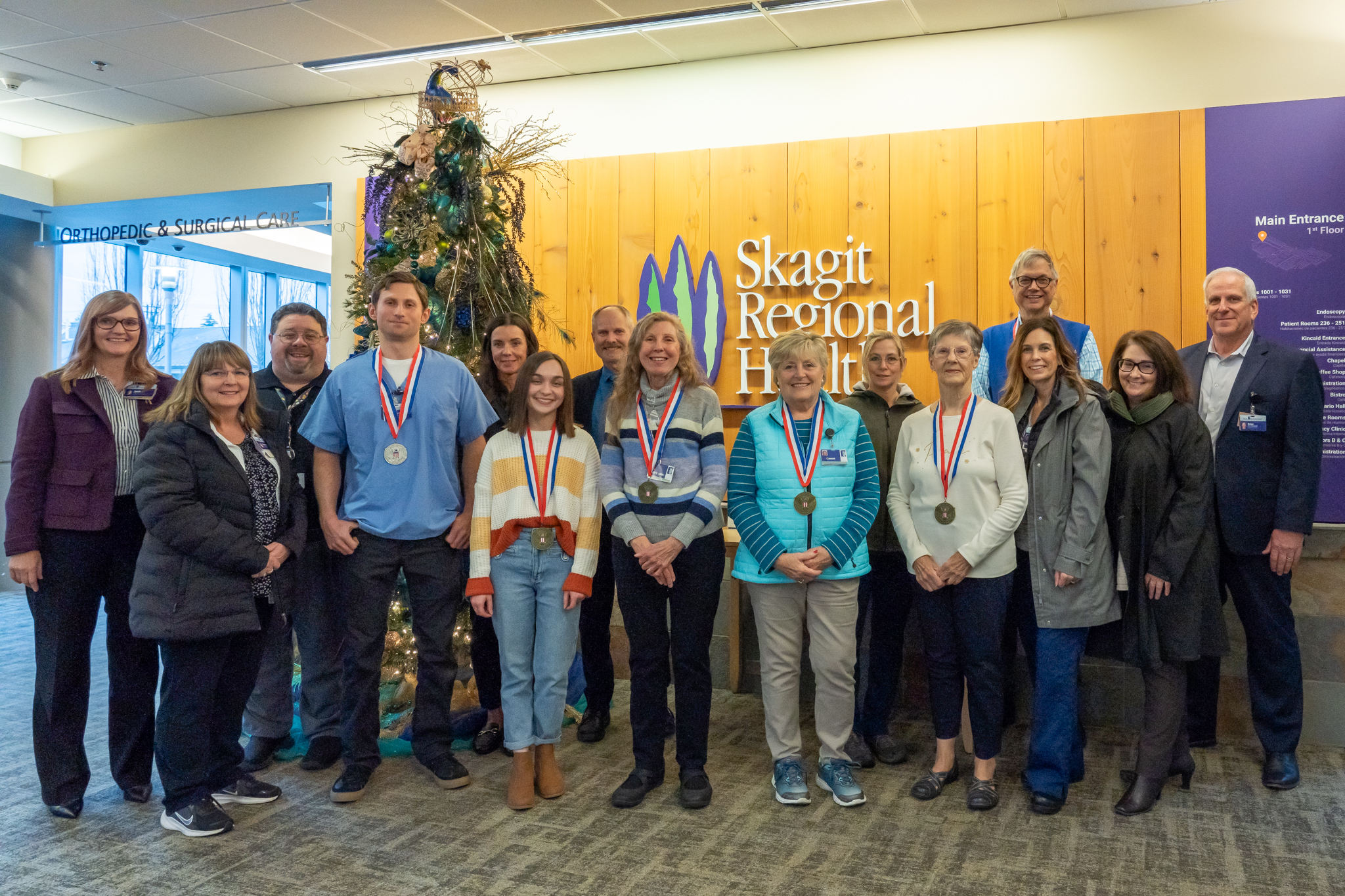 Foto grupal con cinco personas en el frente con las medallas del President's Volunteer Service Award.