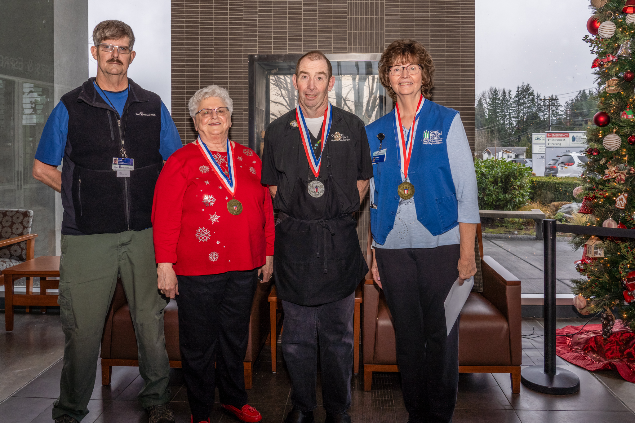 Cuatro personas con las medallas del President's Volunteer Service Award.