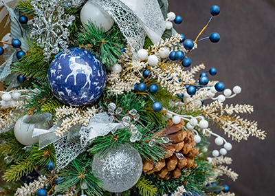 primer plano de un árbol con adornos y piñas