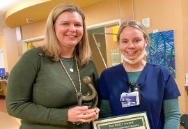 Haley Vo, ganadora del premio DAISY Award de febrero de 2024 de Skagit Valley Hospital