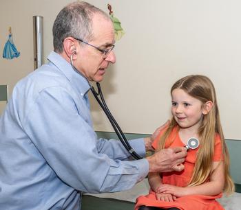 Dr. Levine con paciente pediátrico