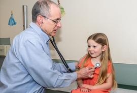 Dr. Lavine con paciente pediátrico