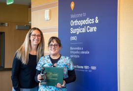 Denise Petty, RN, ganadora del premio DAISY Award de mayo de 2024.