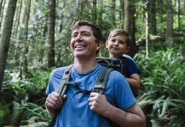 Padre e hijo en una caminata