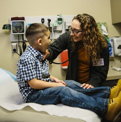 Ashleigh Adkins, ARNP con paciente pediátrico