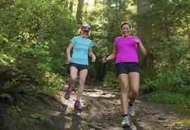 dos mujeres corriendo por un sendero