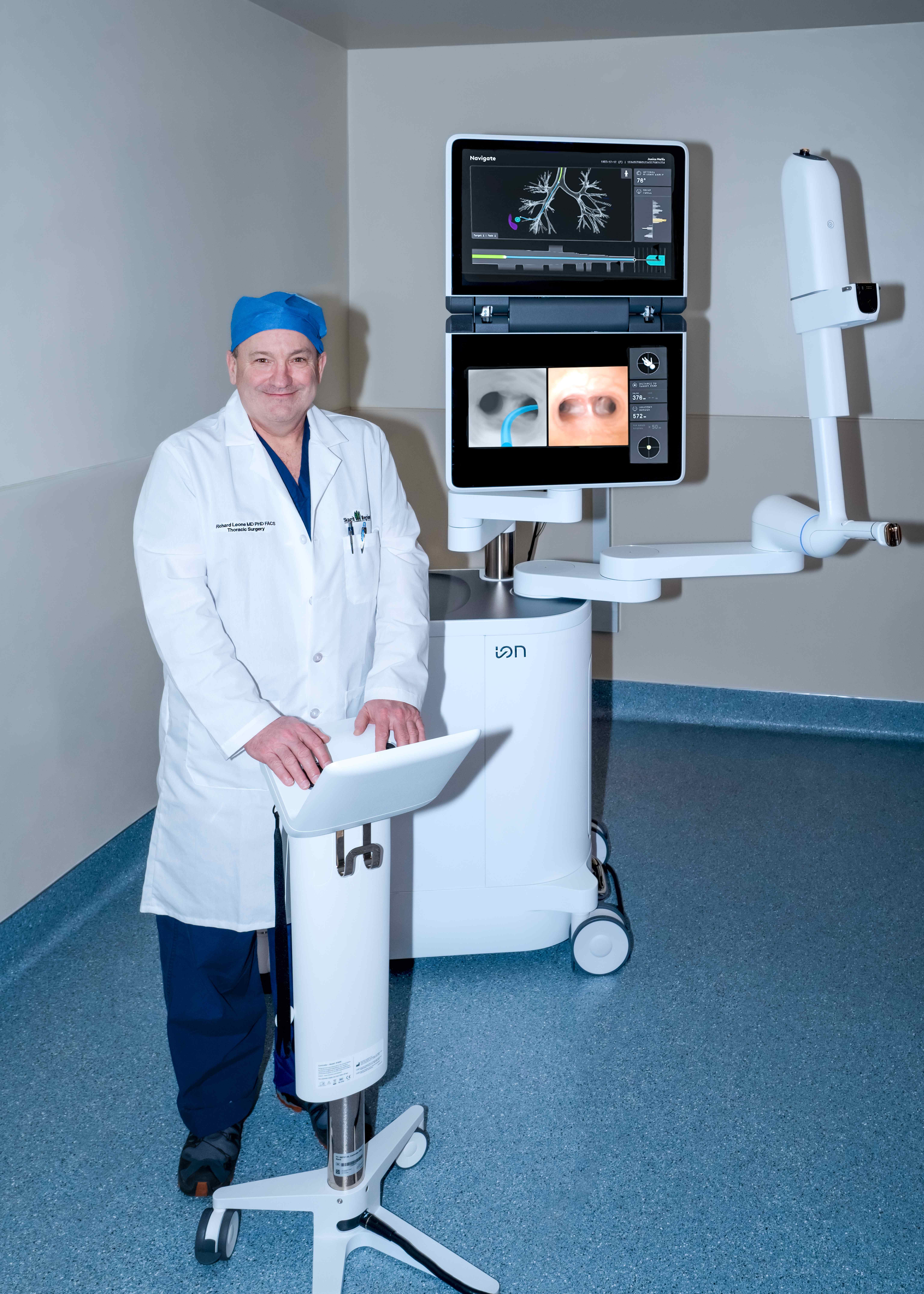 Cirujano junto a un robot quirúrgico