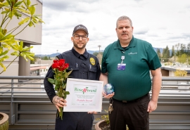 Christopher Borowiak y Scott Shields posan juntos, sosteniendo el premio Rose Award y el certificado.