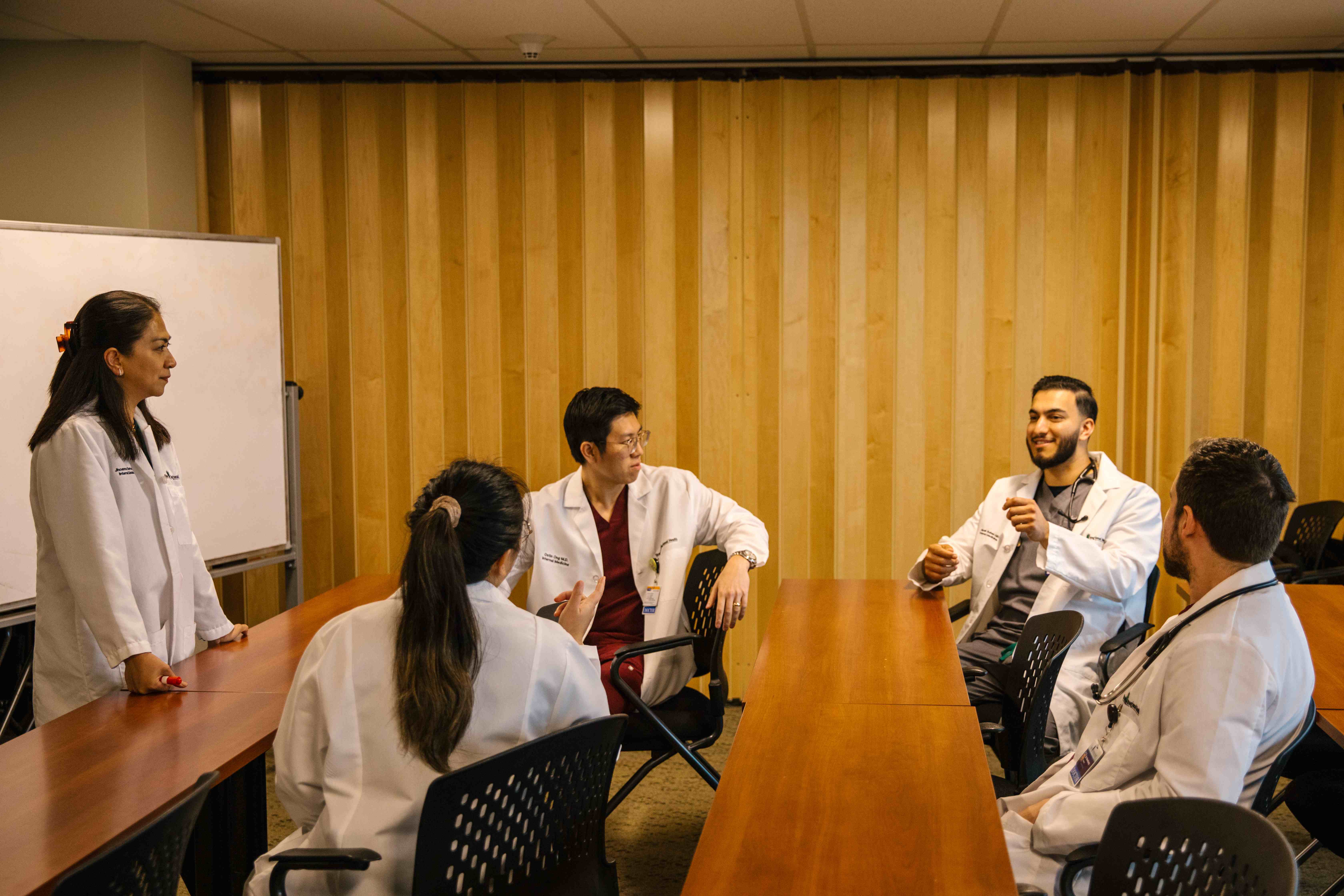 Estudiantes de medicina conversan en un aula