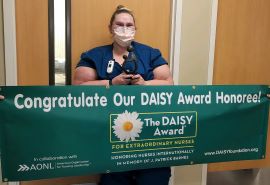 Hannah Douglas, RN, recibe el premio DAISY