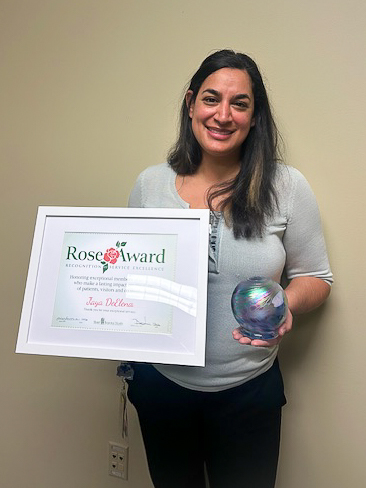 Jaya DeElena, ganadora del premio Rose Award de diciembre de 2025