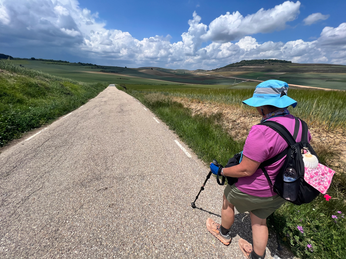 mujer en un camino en el campo