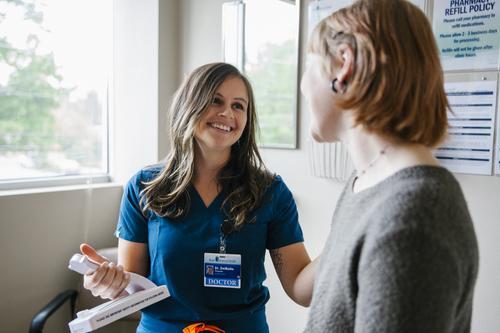 La Dra. DelBello con una paciente