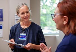 La Dra. Anna Pilzek con un paciente