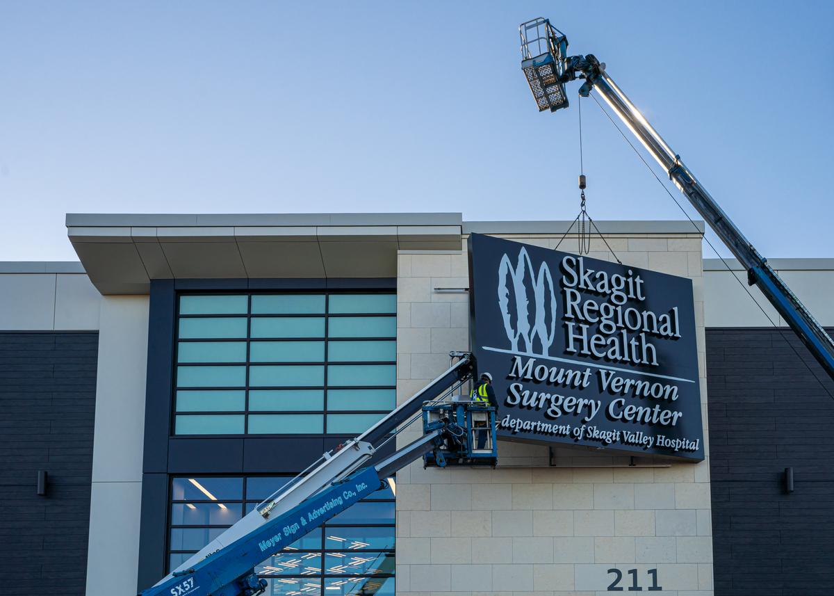 instalación del cartel del Mount Vernon Surgery Center