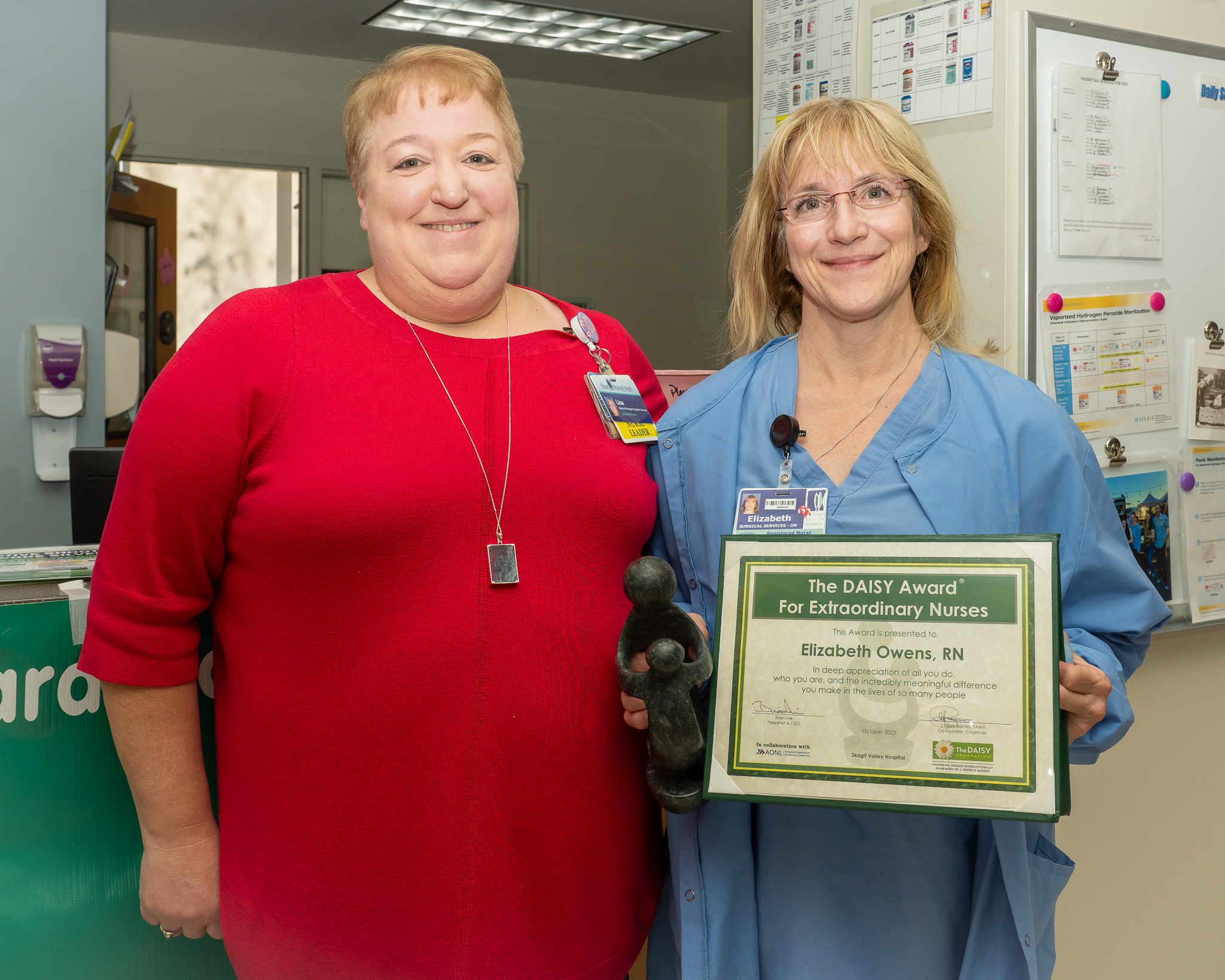 Elizabeth Owens, RN, recibe el premio DAISY Award en octubre de 2023.