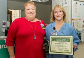 Elizabeth Owens, RN, ganadora del premio DAISY en octubre de 2023 de Skagit Valley Hospital