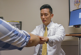 Dr. Sheu con paciente de ortopedia