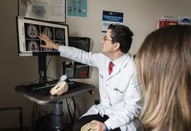 médico mostrando radiografías de un paciente
