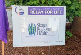 Letrero de la American Cancer Society Relay for Life con el logotipo de Skagit Regional Health, letrero laminado colocado sobre el letrero.