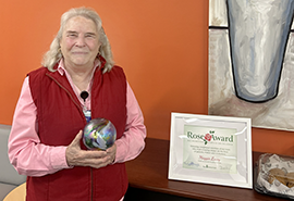 Mujer sosteniendo un premio