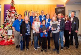 Grupo de adultos en vestíbulo de hospital
