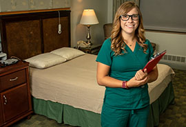 Profesional de enfermería con una historia clínica en una sala de estudios del sueño